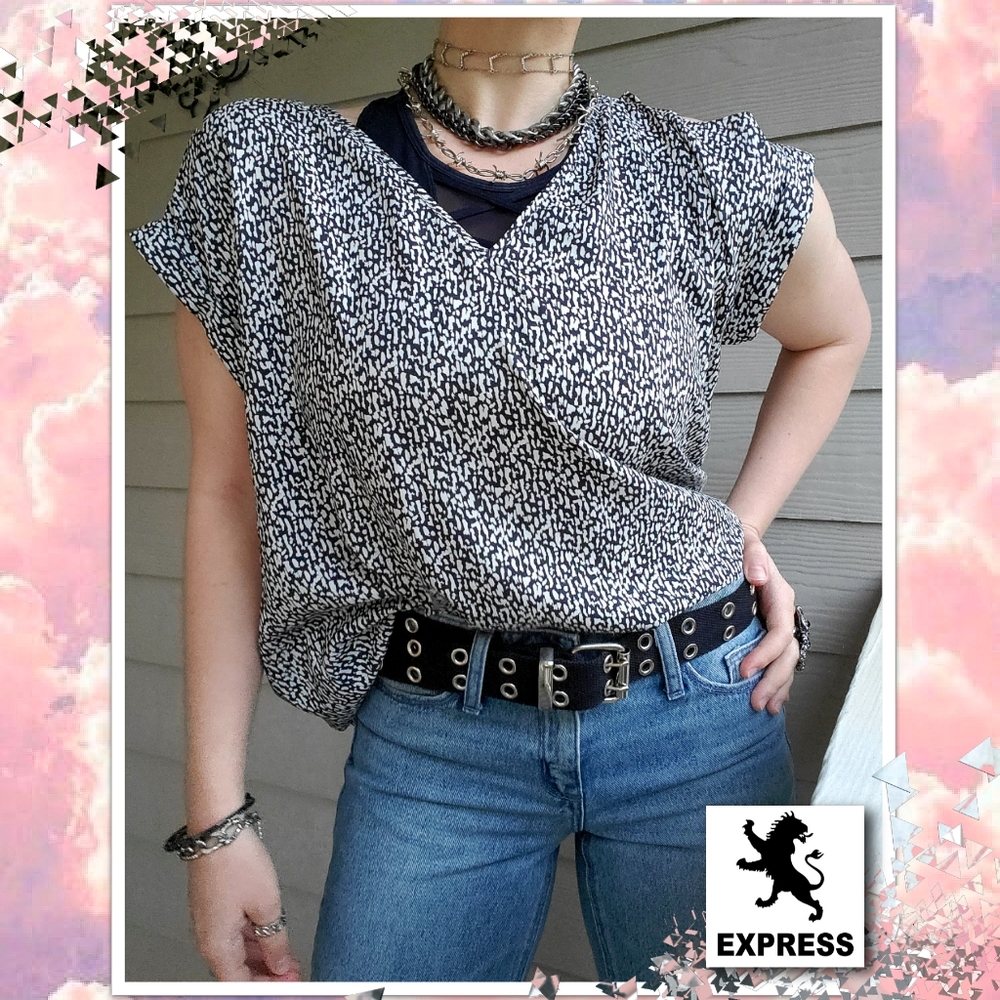 EXPRESS Slinky Black-and-white Mod Abstract Pattern Cold-shoulder V-neck Top